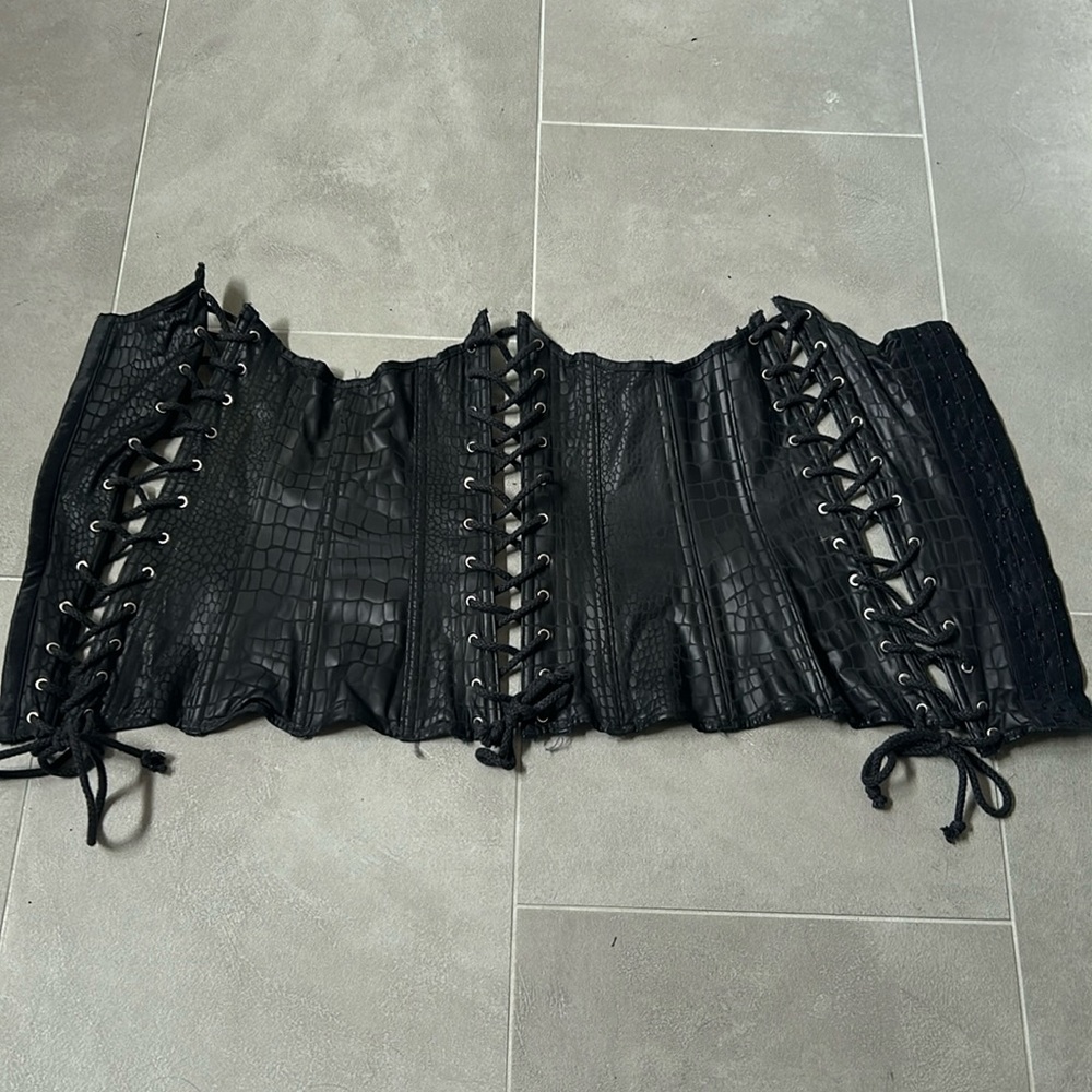 Blackheart size large black faux crocodile pattern criss-cross tie corset